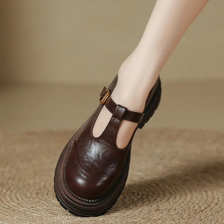 Luiza | Buty vintage z paskiem w literę T