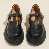 Luiza | Buty vintage z paskiem w literę T